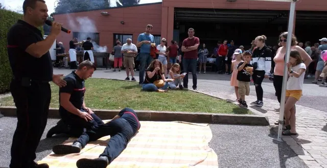 photo  les pompiers ont fait des frites et ont aussi montré des gestes de secours.  &copy;  ouest-france 