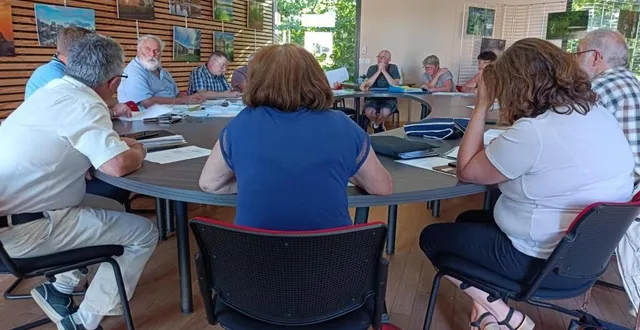 photo  andré trottet, maire, (à gauche), entouré des membres du conseil municipal.  &copy;  ouest-france 