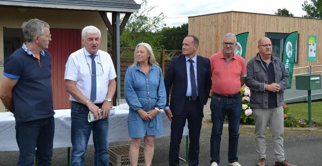 photo  lors de l’inauguration du module d’accueil de malicorne, au second plan à droite.  &copy;  le maine libre 