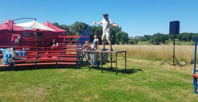 photo  le spectacle est systématiquement joué en extérieur, être en lien avec la nature est important pour cette troupe  &copy;  ouest france 