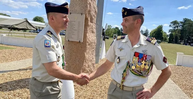 photo  le colonel chanard (à droite) passe la main au colonel rousseau, désormais à la tête du 2e rima de champagné dans la sarthe.  &copy;  ouest-france 