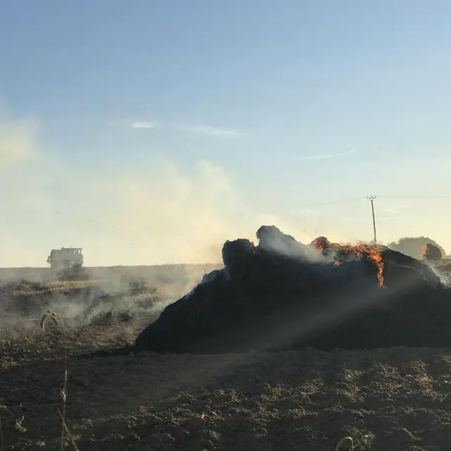 photo le feu a détruit cinq hectares de chaume  ©  photo le maine libre