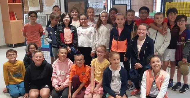 photo  les élèves de carole goulvent posent fièrement devant leur exposition.  &copy;  ouest-france 