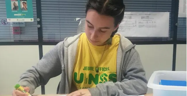 photo  maëlle en train de préparer des activités pour les élèves.  &copy;  ouest-france 