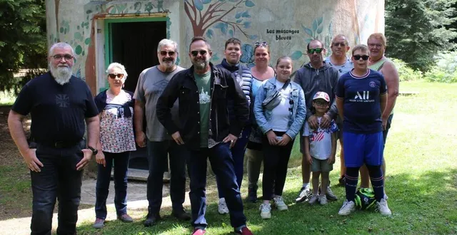 photo  sur le site du belvédère, françois, (au centre), accueille les visiteurs.  &copy;  ouest-france 