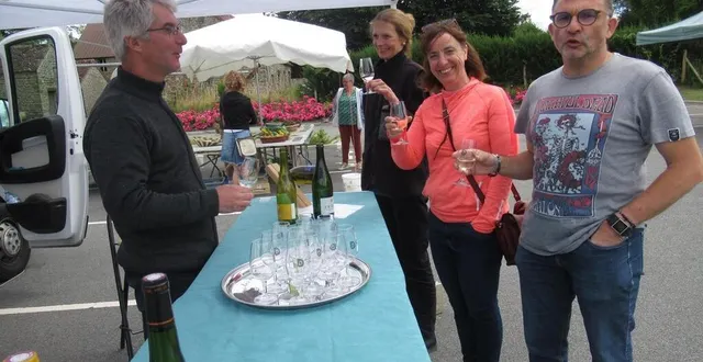 photo  un viticulteur faisant goûter ses produits aux visiteurs.  &copy;  ouest-france 