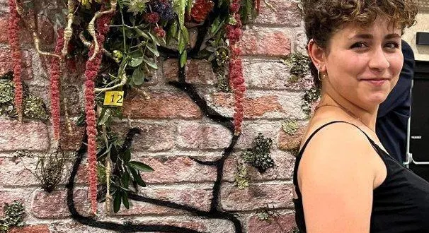 photo  manon despert devant l’une de ses réalisations lors du concours.  &copy;  lycée nazareth 