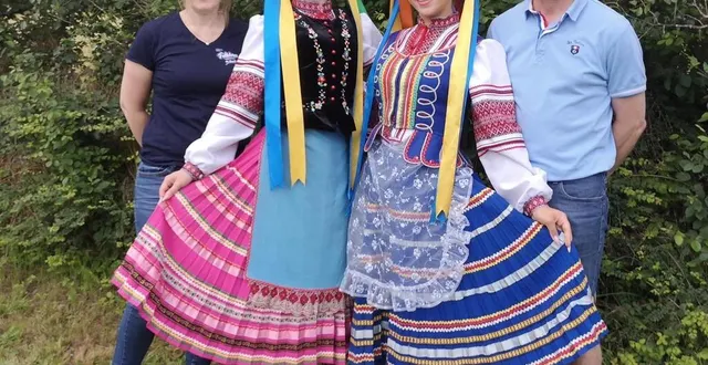 photo  isabelle et éric leroy avaient accueilli, lors de la 29e édition des folklores du monde, à alençon, deux danseuses ukrainiennes.  &copy;  dr 
