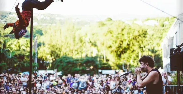 photo  spécialiste du mât chinois, moïse bernier du cirque galapiat se produira place pape-carpantier le samedi 9 et le dimanche 10 juillet 2022.  &copy;  enilorac 