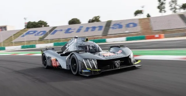 photo  c’est la première course de la nouvelle 9x8 gris sélénium, sur la route qui mène aux 24 heures du mans 2023.  &copy;  peugeot 