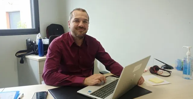 photo  jérémy cordonnier, conseiller numérique sur le territoire lbn pour deux ans avec le dispositif de l’état, juin 2022.  &copy;  ouest-france 