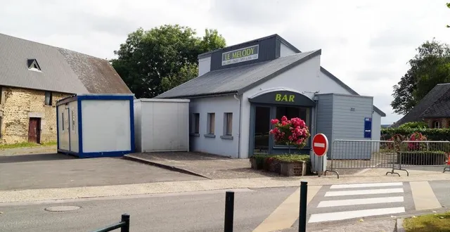 photo  les travaux de la supérette de frênes devraient durer une année, s’il n’y a pas de soucis d’approvisionnement pour les matériaux.  &copy;  ouest-france 