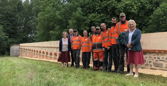 photo  hélène du peyroux a confié l’entretien des abords de l’aqueduc à l’esat du val de loir.  &copy;  ouest-france 