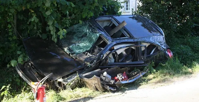 photo  l’état de la voiture, prouve la violence du choc, qui aurait pu se traduire par un drame.  &copy;  le maine libre 