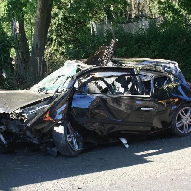 photo un dépanneur est ensuite intervenu pour extraire ce qui reste du véhicule, de cette mauvaise posture.  ©  photo le maine libre