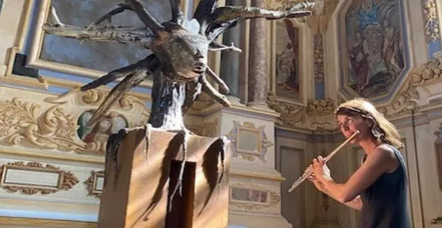 photo  l’alliance de la flûte et de la sculpture dans un lieu majestueux.  &copy;  ouest-france 