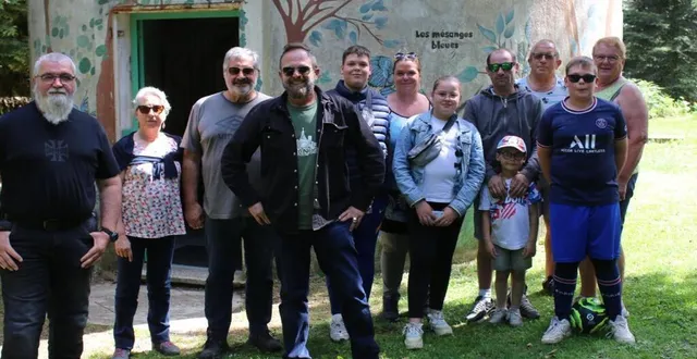 photo  françois, au centre, accueille le public sur le site du belvédère.  &copy;  le maine libre 