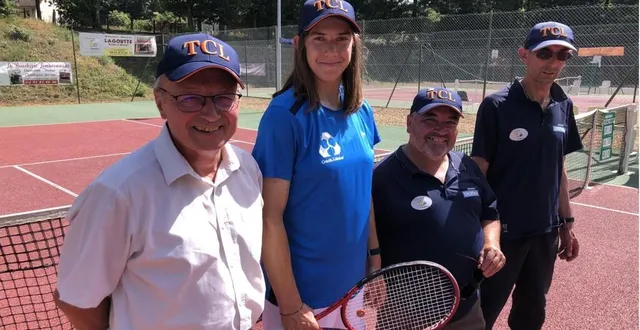 photo  chloé, avec bureau du tcl et le président départemental.  &copy;  le maine libre 