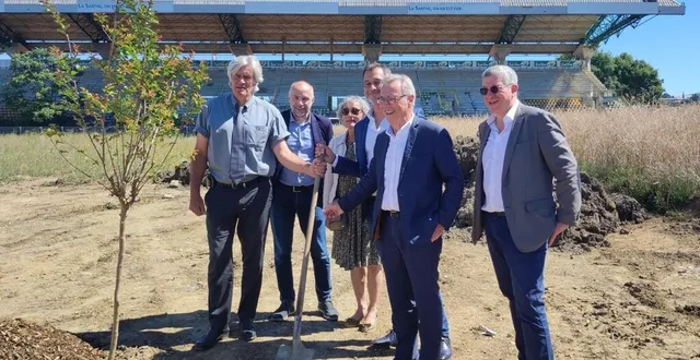 photo  le premier arbre du site, planté en présence du maire stéphane le foll (ps), et des promoteurs immobiliers, côtoiera la tribune chancel avant sa destruction.  &copy;  le maine libre 