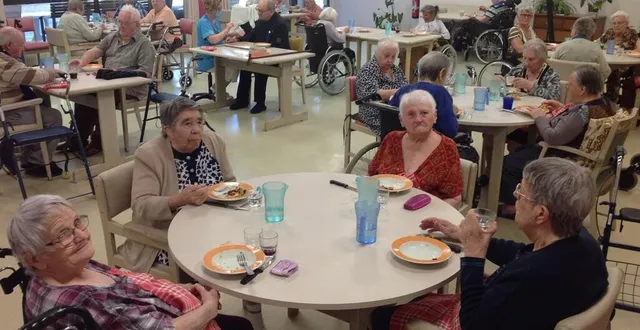 photo  les 31 résidents de l’ehpad de chahaignes mangent des repas cuisinés sur place, également servis aux enfants de la cantine en période scolaire.  &copy;  le maine libre 
