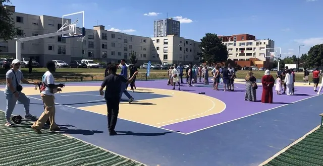 photo  deux terrains de basket multicolores ont fait leur apparition dans le quartier de perseigne.  &copy;  ouest-france 