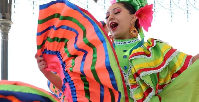 photo  une danseuse mexicaine chante tout en dansant à l’occasion des 30 ans du festival des folklores du monde à alençon.  &copy;  ouest-france 