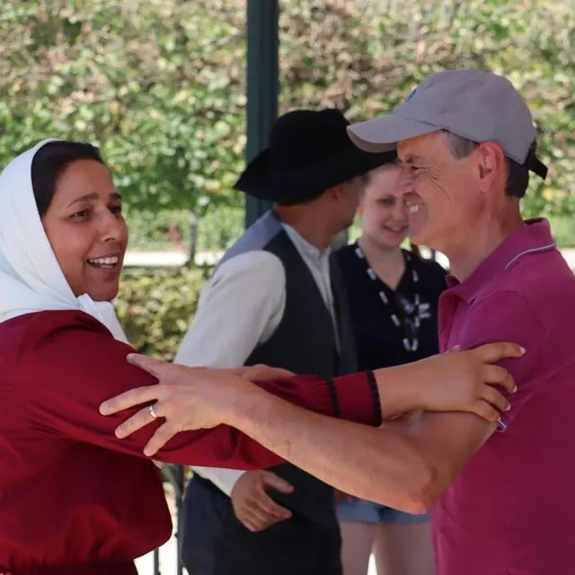 photo une danseuse portugaise fait danser un alençonnais qui a eu le courage de monter sur scène.  ©  ouest-france