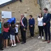 photo  à neuvy, les enfants de l’école dévoilent la plaque. 