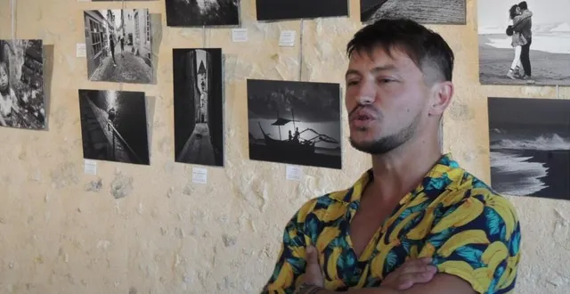 photo  léo lisbona expose des photos en noir et blanc dans la salle des anciennes écuries, à parcé-sur-sarthe.  &copy;  le maine libre 