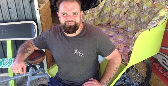 photo  romain galpin a restauré un authentique cyclo-pousse asiatique dans lequel il amène lili, 4 ans, à l’école.  &copy;  le maine libre 