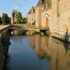 photo le château est entouré de douves au cœur d’un parc de 10 ha.