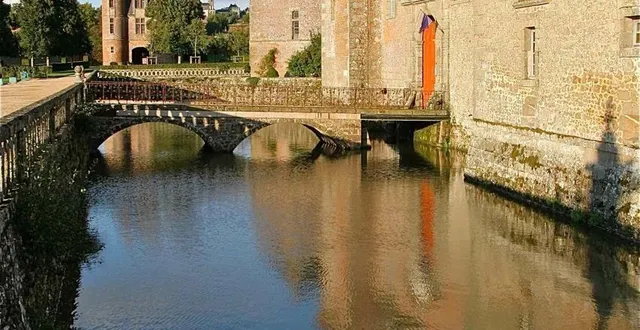 photo  le château est entouré de douves au cœur d’un parc de 10 ha.  &copy;  gérard houdou, ouest-france 