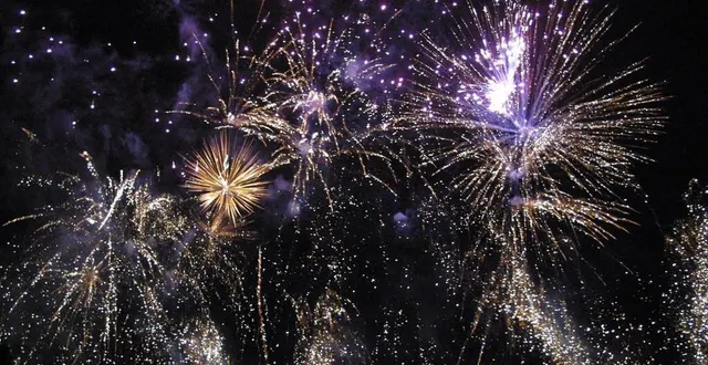 photo  le feu d’artifice du 14 juillet fait son grand retour cette année à argentan.  &copy;  archives ouest-france 