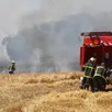 photo une quinzaine de pompiers sont mobilisés sur un incendie dans un champ à vitrai-sous-l’aigle.