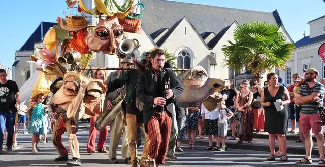 photo  la compagnie demain on change tout et son spectacle de marionnettes géantes « l’homme à trois têtes ».  &copy;  le maine libre 