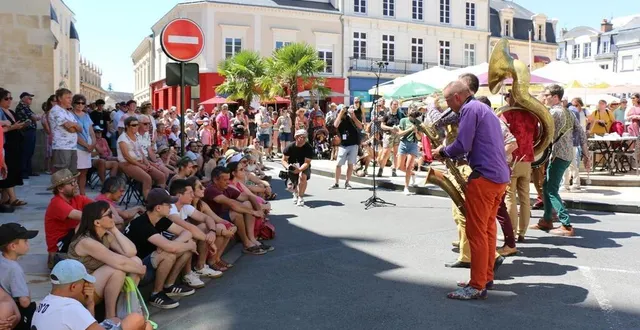 photo  déjà venue aux affranchis en 2016, la fanfare big joanna a fait un joli retour à la flèche. leur énergie afro-américaine s’est répandue sur la place henri-iv.  &copy;  ouest-france 