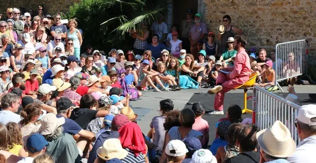 photo  le clown de la compagnie la dépliante, avec son spectacle « starsky minute », a offert des barres de rire au public, samedi 9 juillet. face à une importante affluence, beaucoup de spectateurs ont dû suivre le spectacle debout ou se diriger vers un autre spectacle.  &copy;  ouest-france 