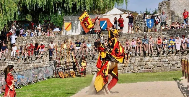 photo  un spectacle toujours impressionnant, les chevaliers qui envahissent la ville.  &copy;  médiévales domfront 