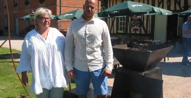photo  sophie et sacha devant le brasero fabriqué par une entreprise locale « le matériel normand ».  &copy;  ouest-france 