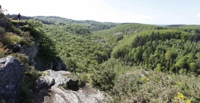 photo  la roche d’oëtre dévoile un panorama extraordinaire.  &copy;  gérard houdou, ouest-france 