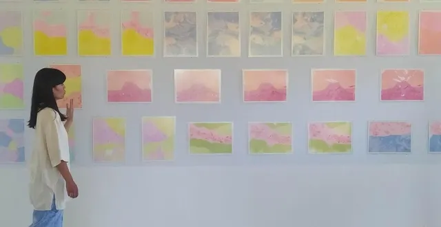 photo  émilie hirayama devant une partie de son exposition à moulinsart  &copy;  ouest-france 