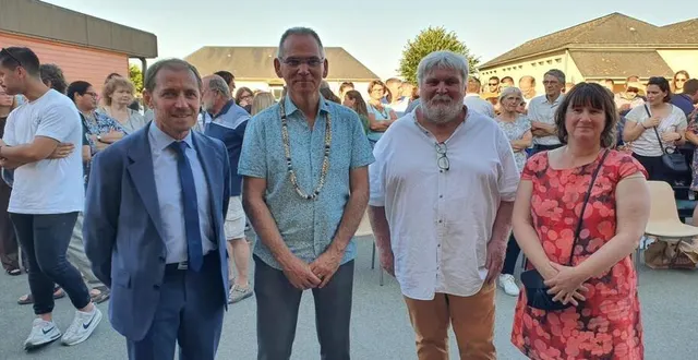 photo  rémi monbrun, inspecteur de l’éducation nationale ; le maire, michel pré et malika planche, adjointe aux affaires scolaires ont salué la carrière de fabrice louvet (au milieu avec des lunettes).  &copy;  ouest-france 