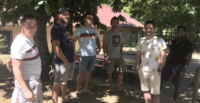 photo  à l’ombre des arbres, une partie de l’équipe de foot à sept locale, autour de t. esnault, son référent au club.  &copy;  le maine libre 