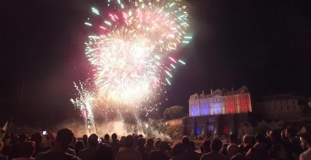 photo  les saboliens ont voté en ligne pour la couleur du bouquet final du feu d’artifice du 13 juillet.  &copy;  archives ouest-france 