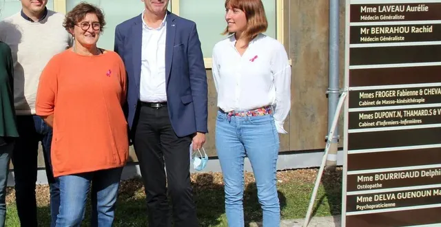photo  françois boussard et pierre ouvrard, représentant la cdc sud sarthe, lors d’une précédente rencontre avec laure gaudin-chevallier et fabienne froger, kinésithérapeutes.  &copy;  archives le maine libre 