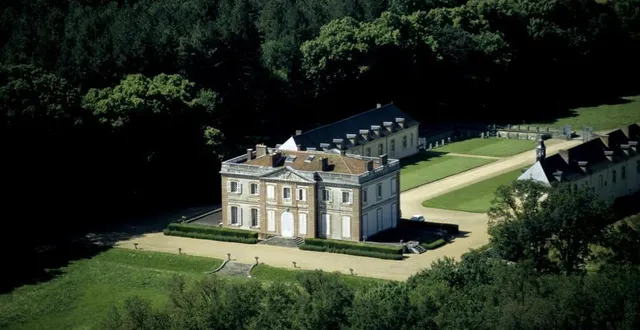 photo  le 26 juillet visite des extérieurs du château de chèreperrine à origny-le-roux.  &copy;  otms 