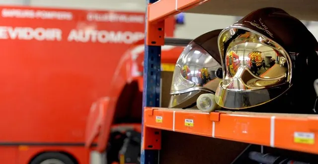 photo  des casques de pompiers dans une caserne. photo d’illustration.  &copy;  joel le gall / ouest france 