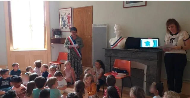 photo  les élèves de l’école maternelle dans la salle du conseil de la mairie. 