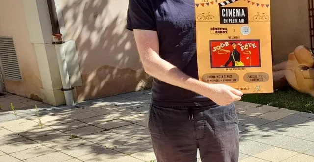 photo  joris le guidart, gestionnaire du cinéma zoom, propose des séances délocalisées en plein air toute la saison estivale.  &copy;  ouest-france 