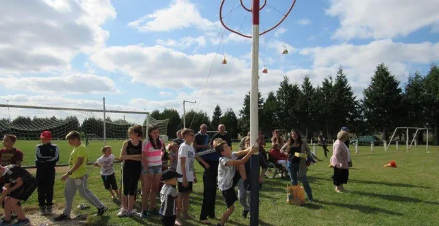 photo  jeudi, tous les enfants du village sont invités à participer aux jeux, dont une montée sur un mât de cocagne.  &copy;  dr 